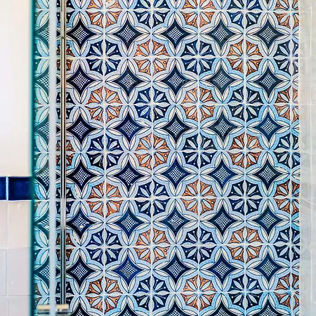 לינה וארוחת בוקר Lemon Factor 4*