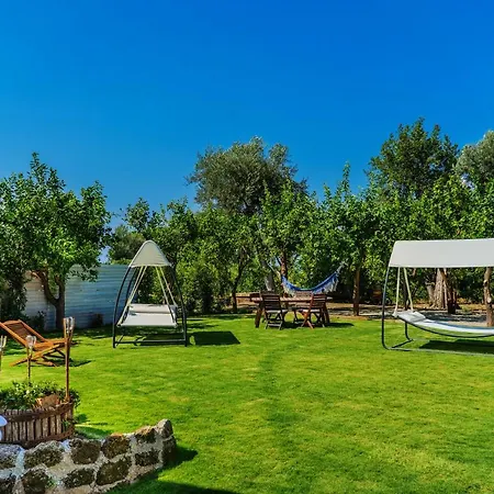 לינה וארוחת בוקר Lemon Factor 4*